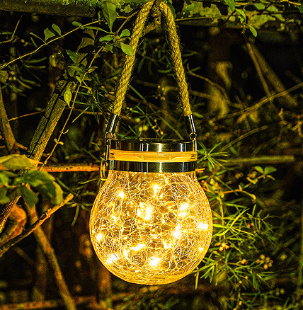 Gør god brug af solcelledrevne lamper til at skabe en varm og hyggelig atmosfære på altanen.