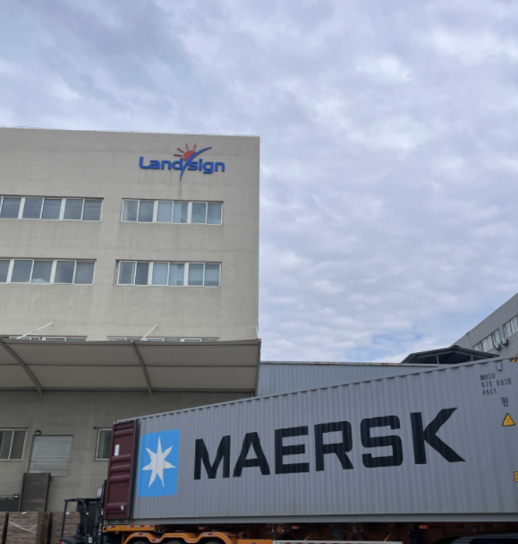 Containerindlæsning og forsendelse tidligt om morgenen starter ved Landsign