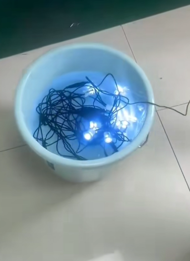 Dækpærer gennemgår vandtæt testning nedsænket i vand